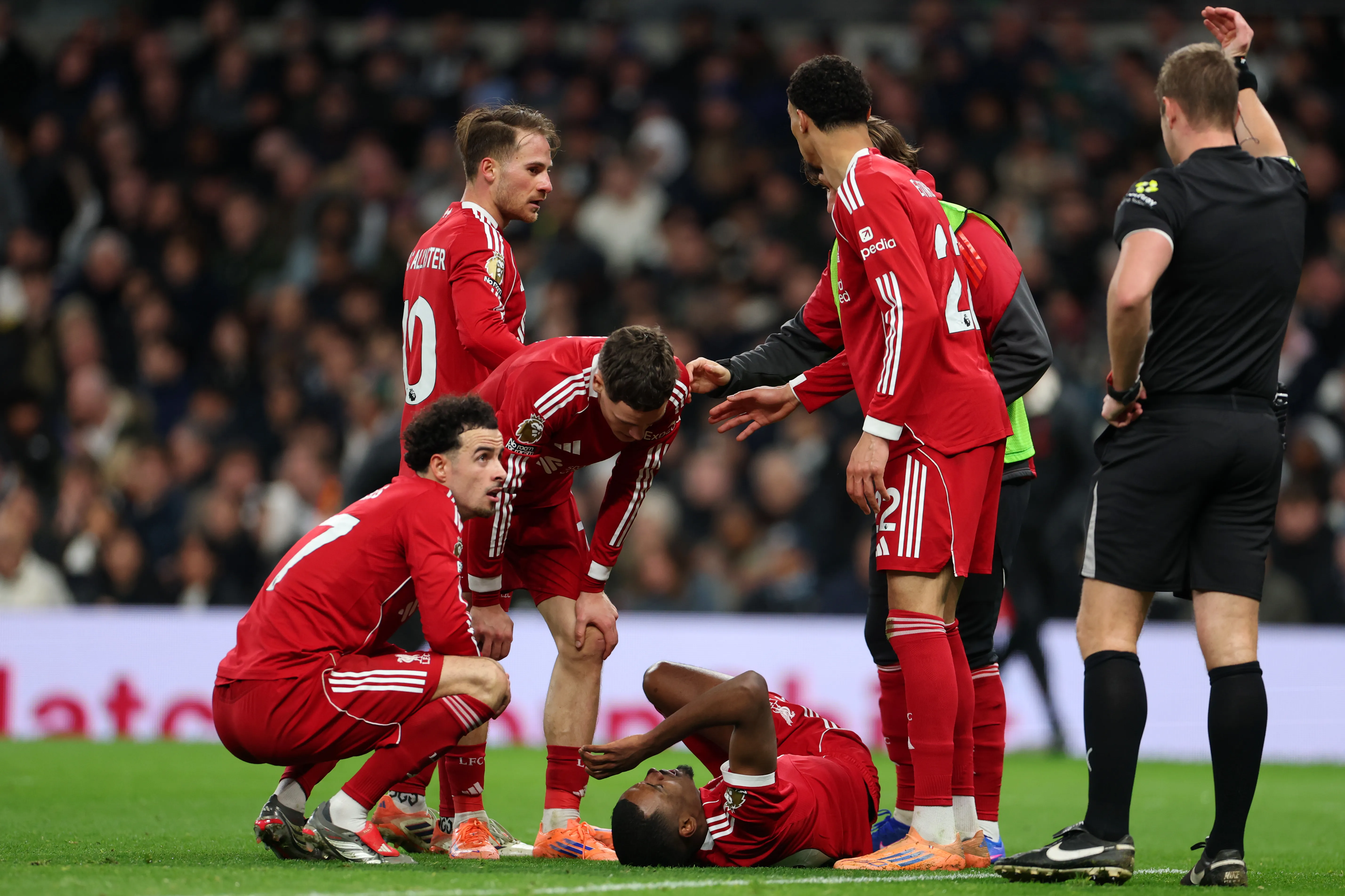 Alexander Isak, do Liverpool, é visto caído no gramado após uma falta de Micky van de Ven, do Tottenham Hotspur (não aparece na foto), durante a partida da Premier League entre Tottenham Hotspur e Liverpool, no Tottenham Hotspur Stadium, em 20 de dezembro de 2025, em Londres, Inglaterra. (Foto: Alex Pantling/Getty Images)