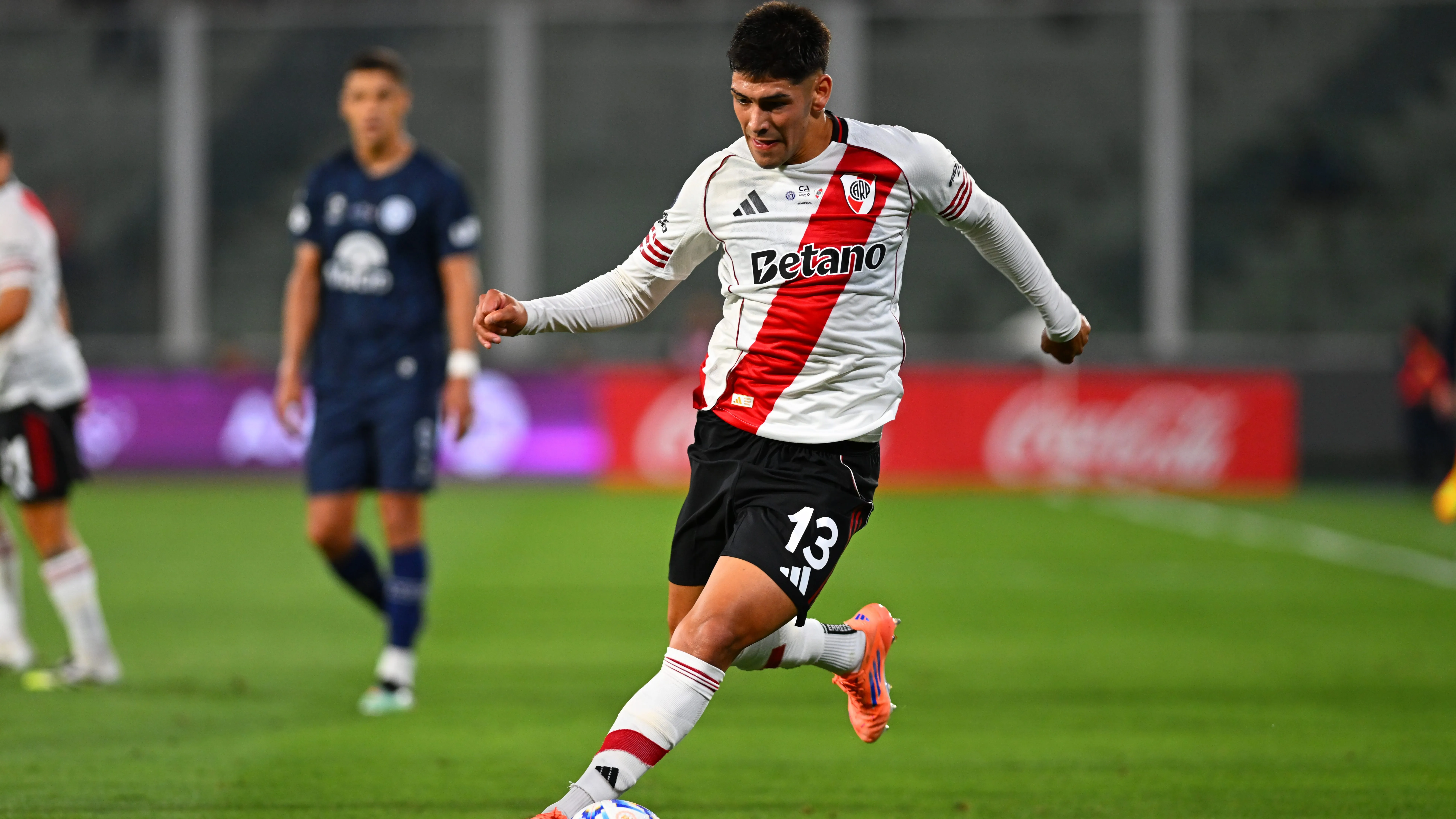 Lautaro Rivero, alvo do Manchester United, em jogo do River Plate. Foto: Hernan Cortez/Getty Images