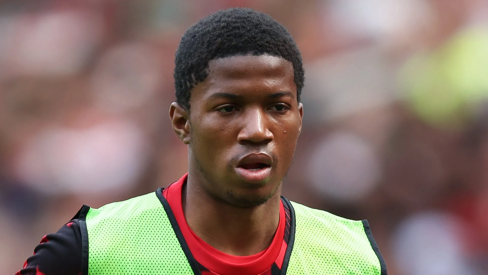 Chido Obi, do Manchester United, aquece durante o amistoso de pré-temporada entre Manchester United e ACF Fiorentina, em Old Trafford, no dia 9 de agosto de 2025, em Manchester, Inglaterra. (Foto: Matt McNulty/Getty Images)