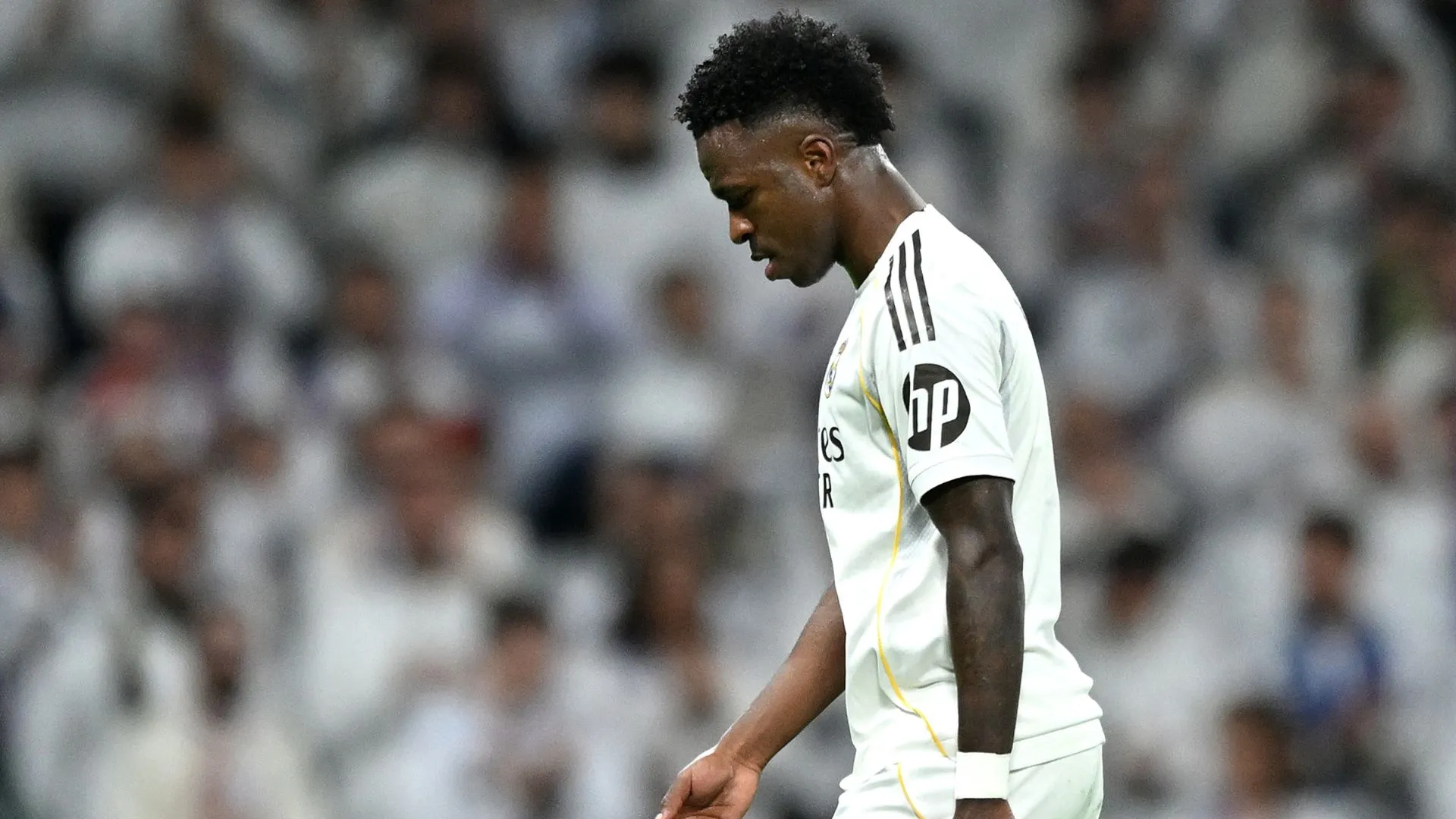Vinicius Júnior saiu de campo após decisão de Xabi Alonso (foto: Denis Doyle/Getty Images)