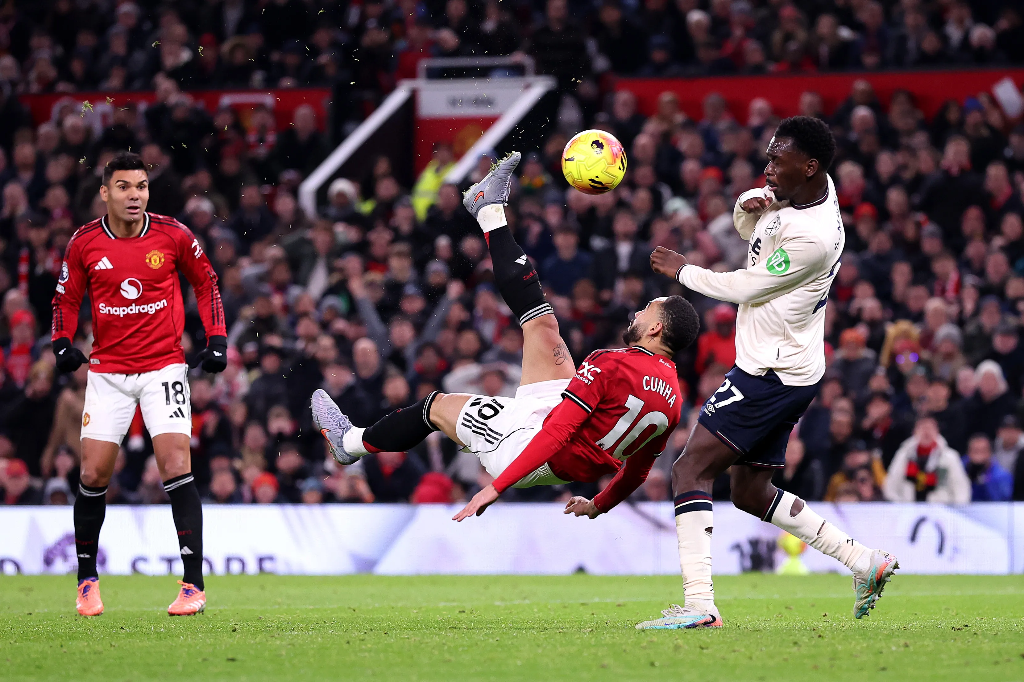 Matheus Cunha deve jogar contra o Aston Villa. Foto: Alex Livesey/Getty Images