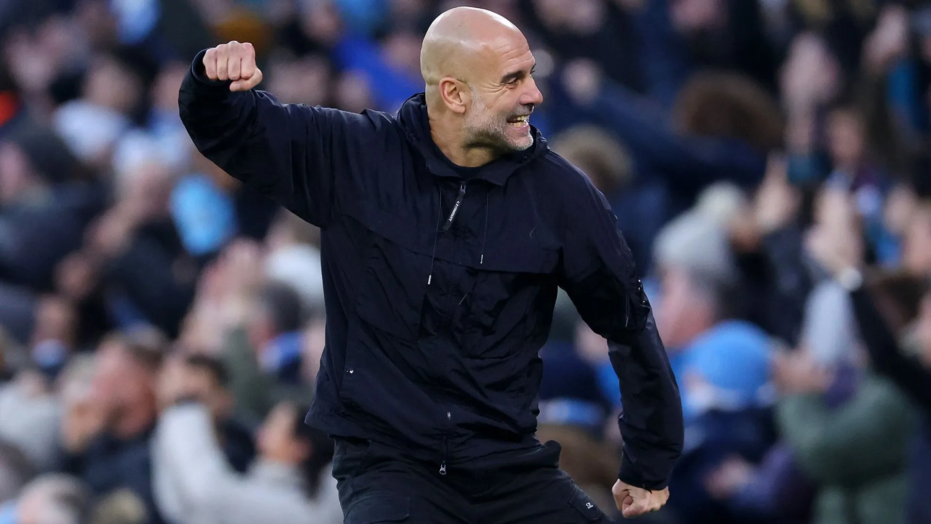 Guardiola comemorando durante o jogo entre Manchester City e West Ham (foto: Molly Darlington/Getty Images)