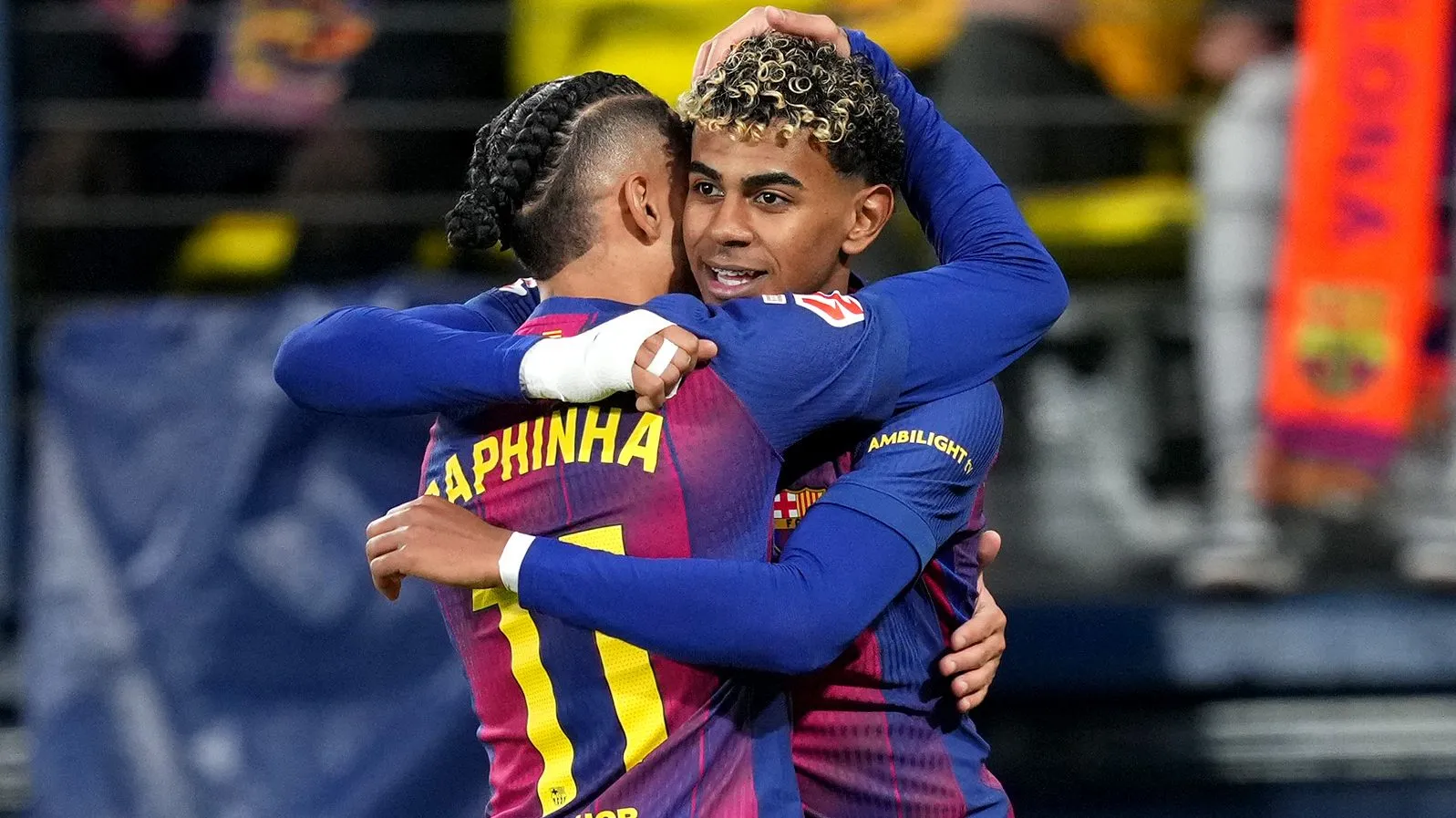 VILA-REAL, ESPANHA – 21 DE DEZEMBRO: Lamine Yamal, do FC Barcelona, comemora o segundo gol da sua equipe com o companheiro Raphinha durante a partida da LaLiga EA Sports entre Villarreal CF e FC Barcelona, disputada no Estadio de la Cerámica em 21 de dezembro de 2025, em Vila-real, Espanha. (Foto: Alex Caparros/Getty Images)