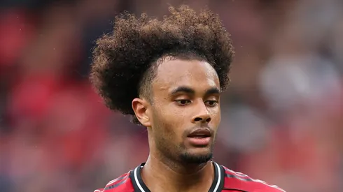 Manchester United prepara despedida de Zirkzee após atacante acertar termos com a Roma. (Photo by Matt McNulty/Getty Images)