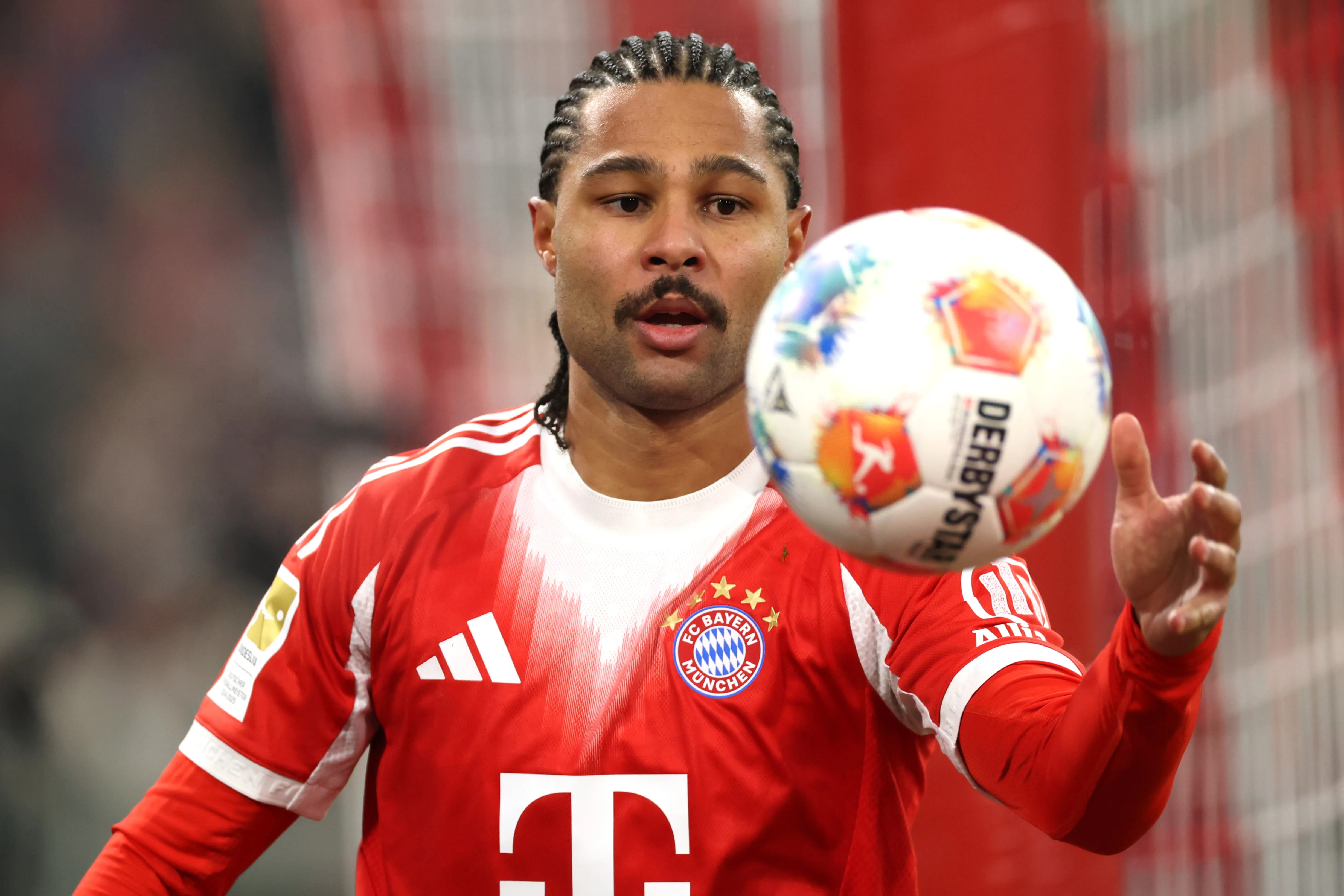 Serge Gnabry, do FC Bayern de Munique, observa o jogo da Bundesliga entre Bayern e 1. FSV Mainz 05, na Allianz Arena, em 14 de dezembro de 2025, em Munique, Alemanha. Jogador é alvo do Tottenham. (Foto: Alexander Hassenstein/Getty Images)