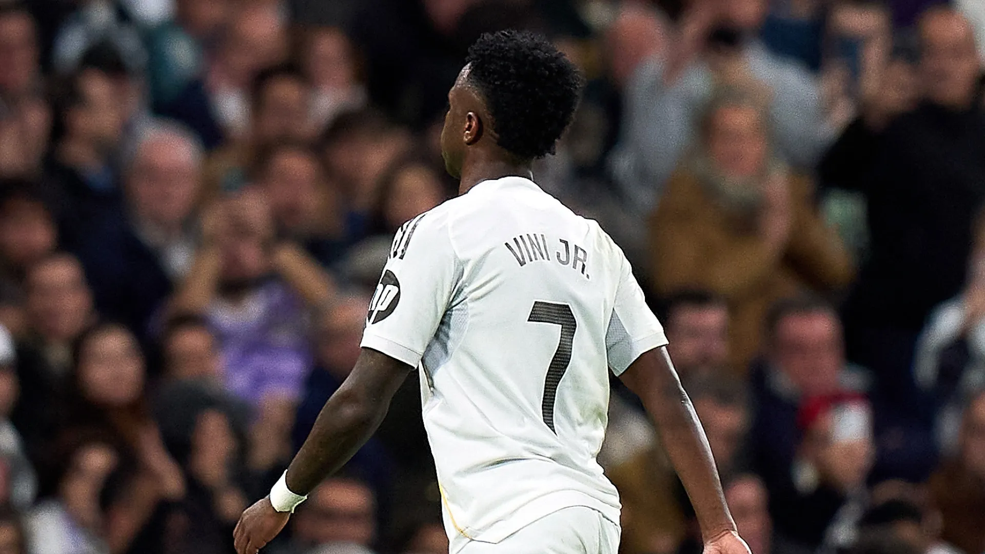 Vinicius Junior olhando para a torcida durante jogo do Real Madrid