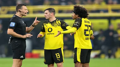 Karim Adeyemi, do Borussia Dortmund, discute com árbitro em partida da Bundesliga - Christof Koepsel/Getty Images