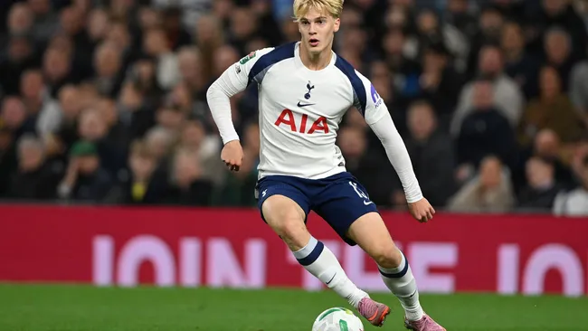 Bergvall durante partida da Carabao Cup. Foto: Mike Hewitt/Getty Images