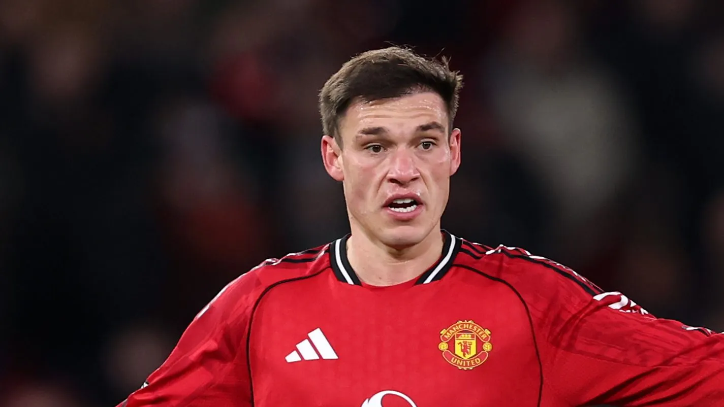 Ugarte usando a camisa do Manchester United e com uma expressão de espanto