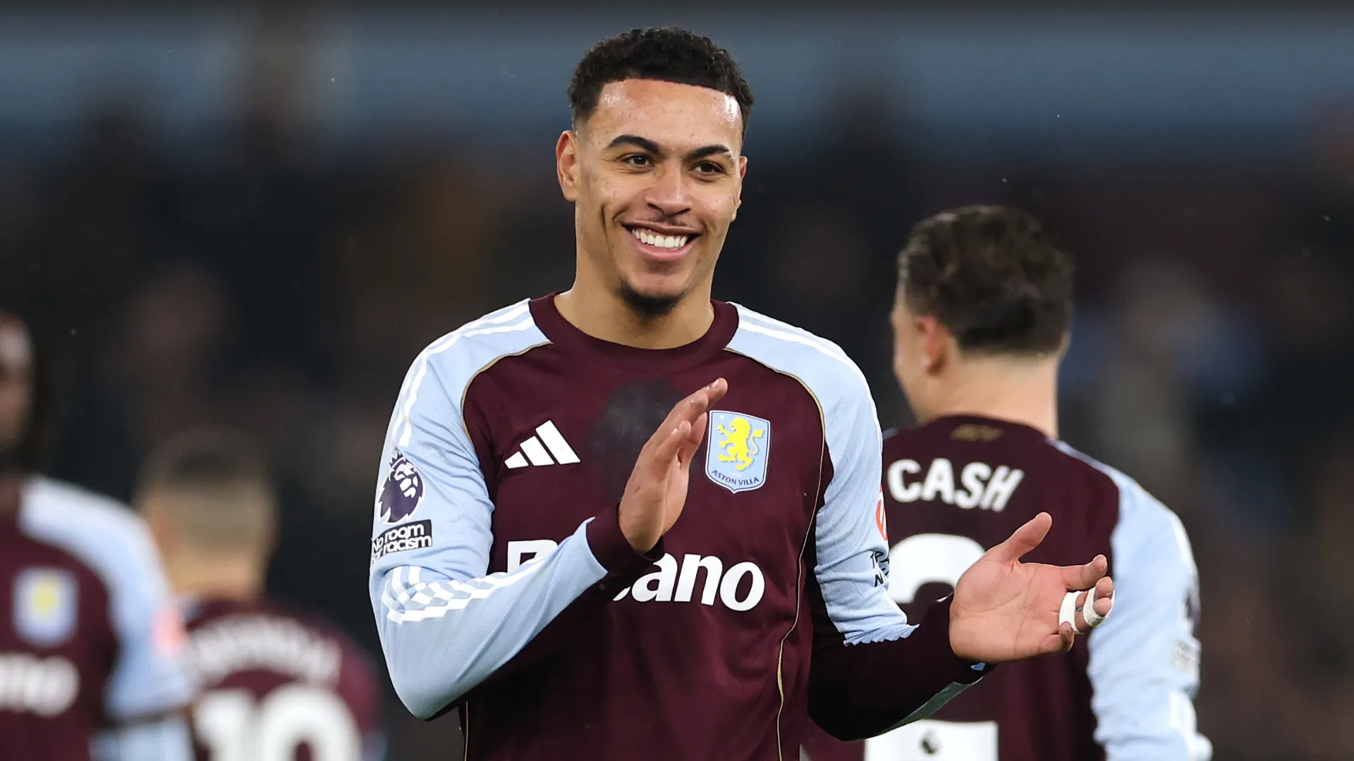 Morgan Rogers comemora gol com a camisa do Aston Villa. Jogador é alvo do Chelsea.
