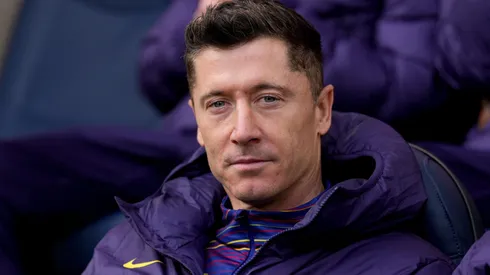 O centroavante Robert Lewandowski, do Barcelona, pode deixar o clube, já que ainda não renovou seu contrato e clubes estão analisando sua situação. Resta saber qual vai ser a decisão do atleta (Alex Caparros/Getty Images)