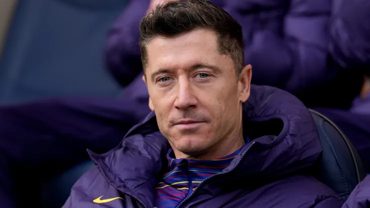 O centroavante Robert Lewandowski, do Barcelona, pode deixar o clube, já que ainda não renovou seu contrato e clubes estão analisando sua situação. Resta saber qual vai ser a decisão do atleta (Alex Caparros/Getty Images)