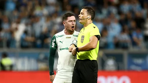 O volante Aníbal Moreno reclama com árbitro do Brasileirão (Pedro H. Tesch/Getty Images)