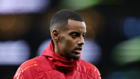 Isak não tem prazo para voltar ao time do Liverpool (Photo by Alex Pantling/Getty Images)