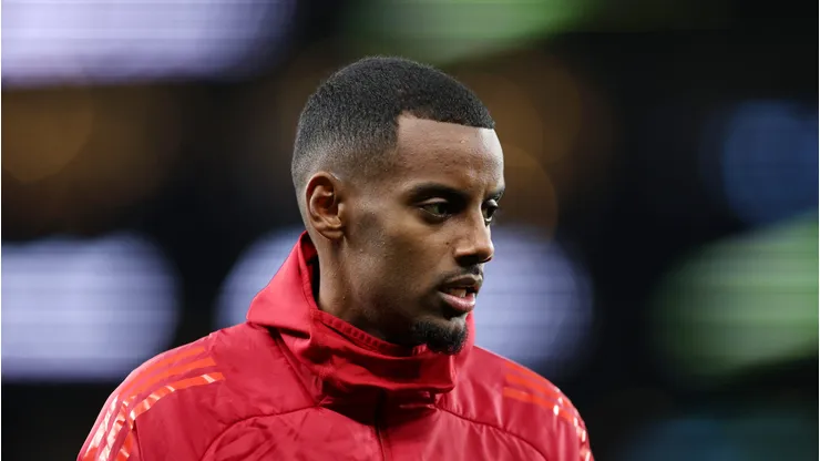 Isak não tem prazo para voltar ao time do Liverpool (Photo by Alex Pantling/Getty Images)
