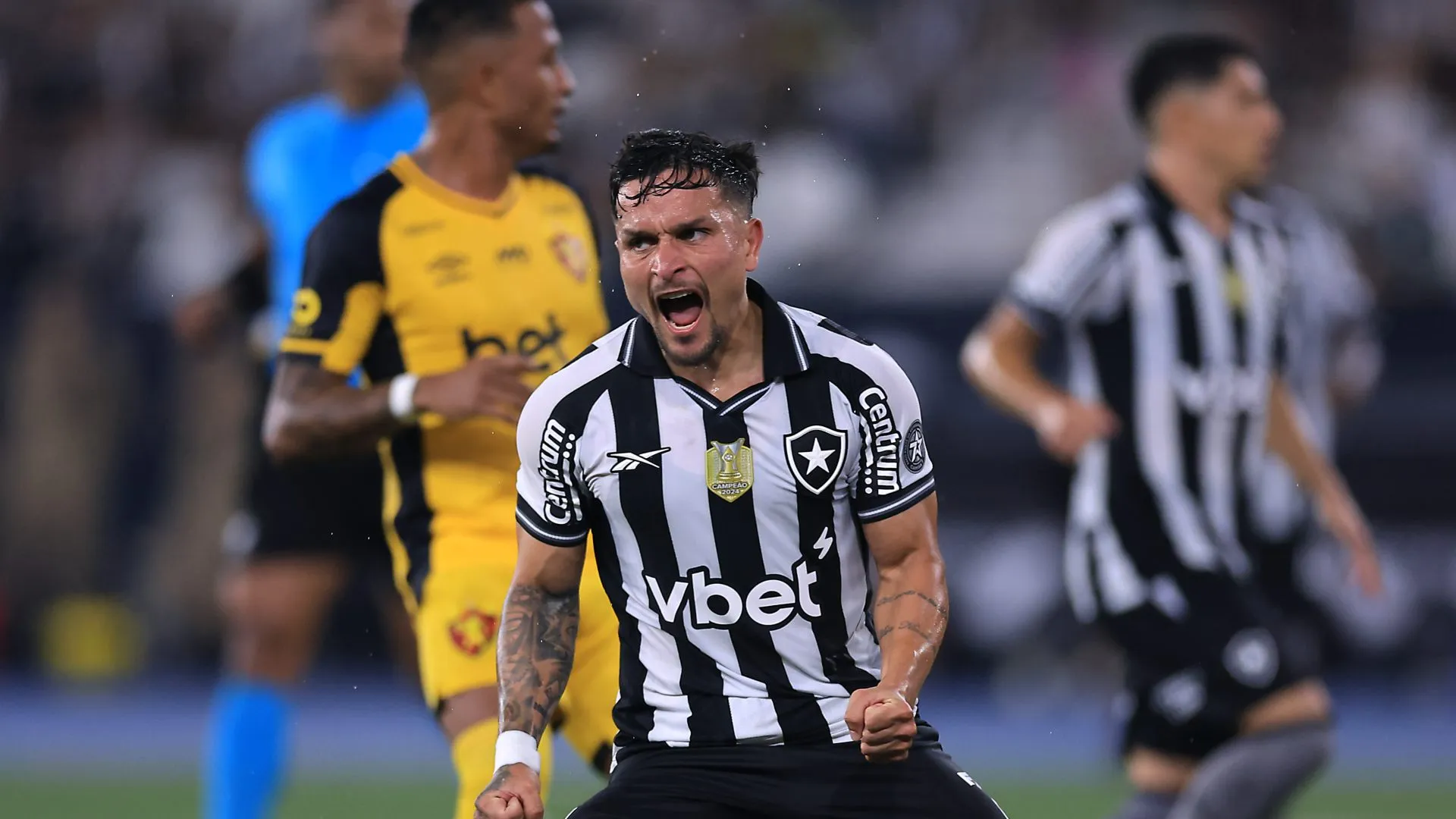 O atacante Artur comemora gol do Botafogo