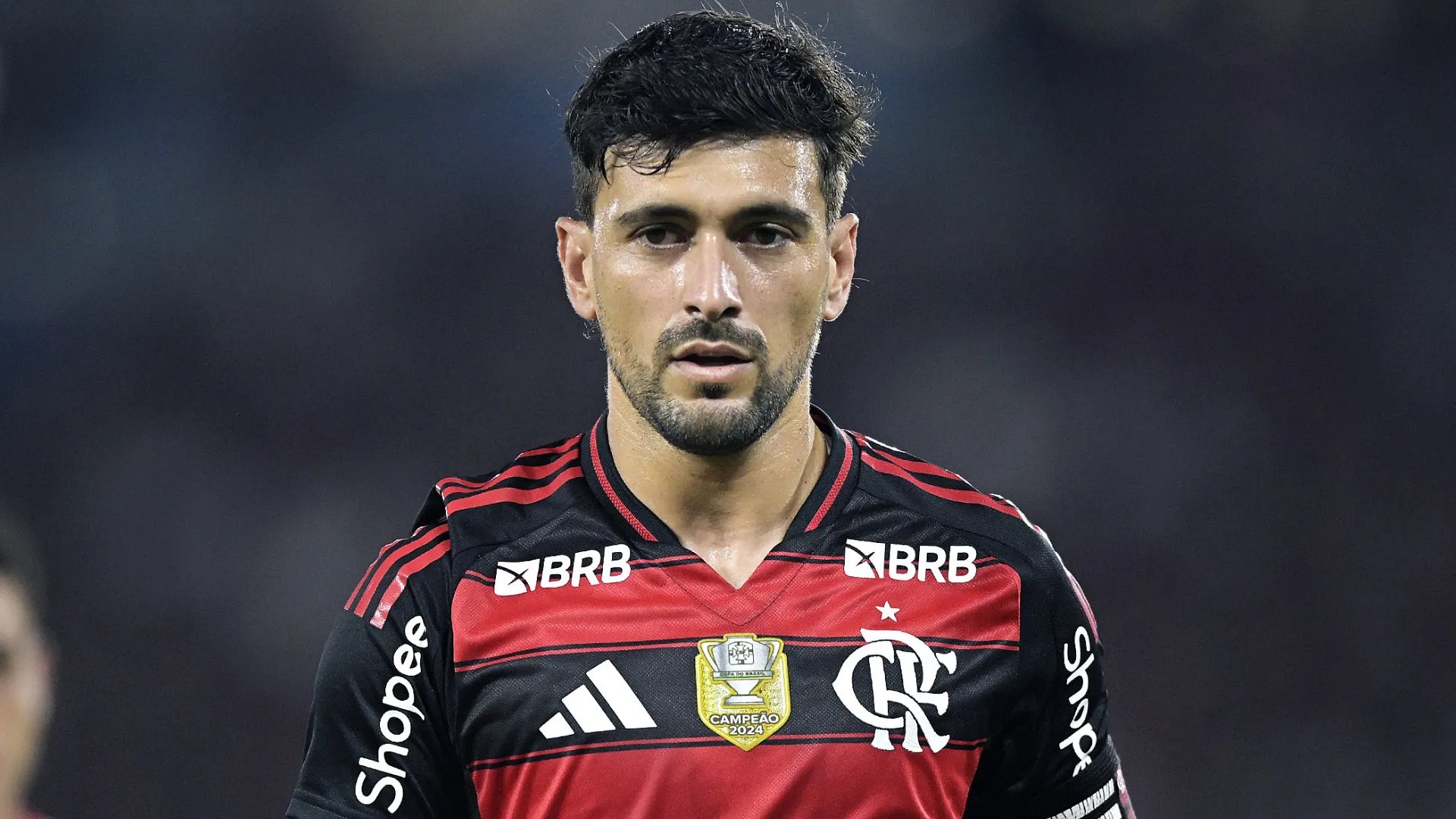 Arrascaeta aparece olhando para o centro durante um jogo do Flamengo
