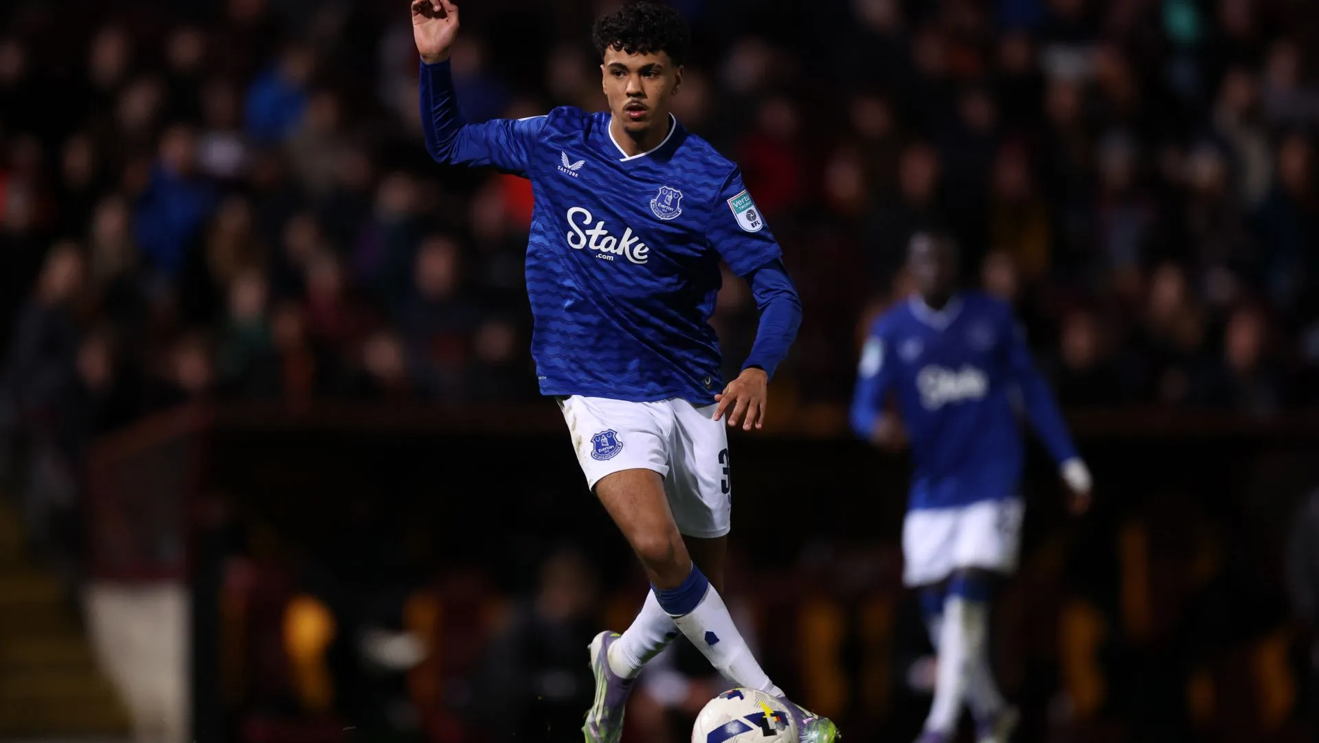 Adam Aznou corre com a bola durante partida do Vertu Trophy. Foto: George Wood/Getty Images