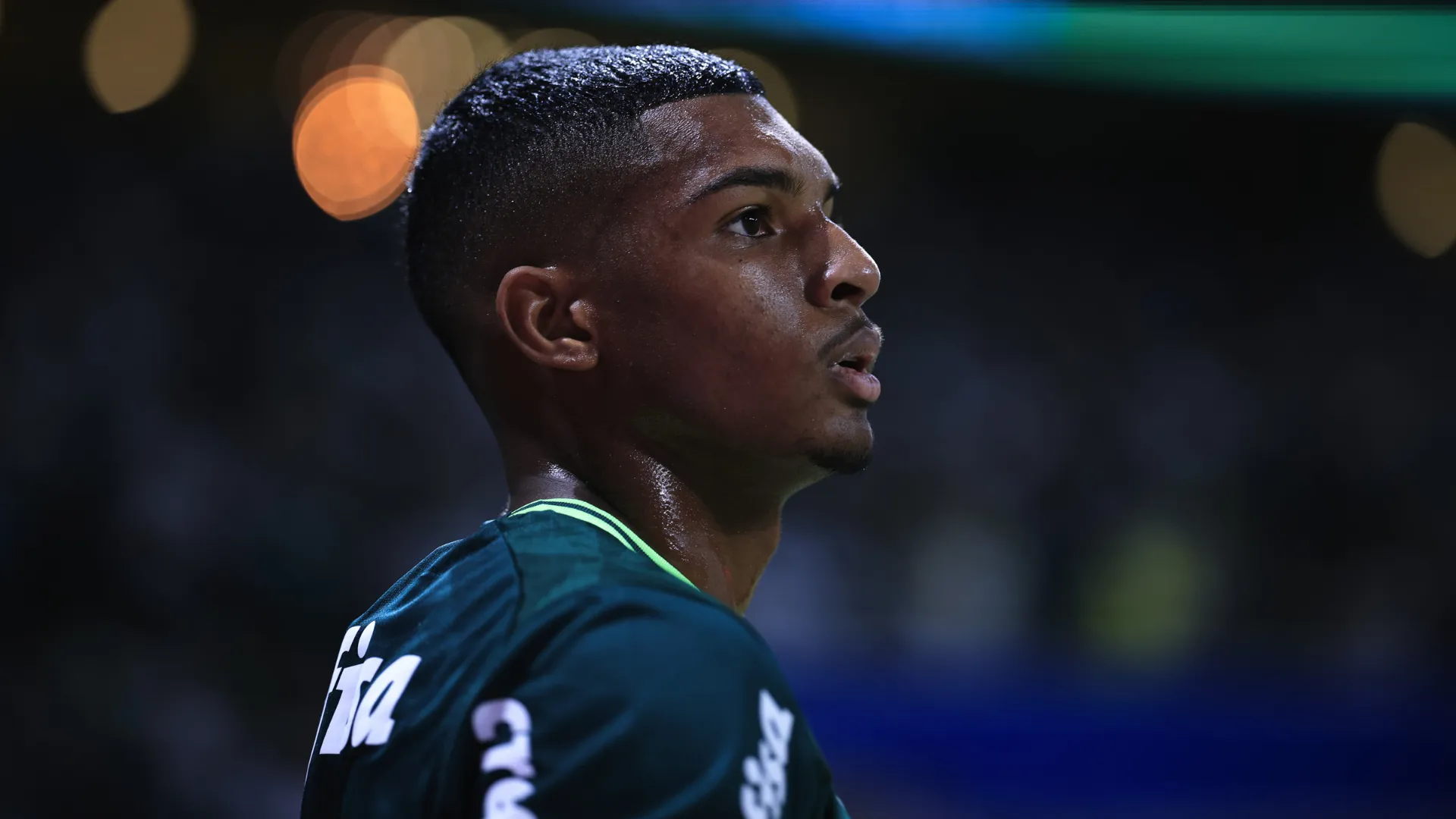 Luis Guilherme durante partida com a camisa do Palmeiras