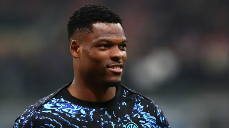 Dumfries está na mira do Liverpool. Foto: Marco Luzzani/Getty Images