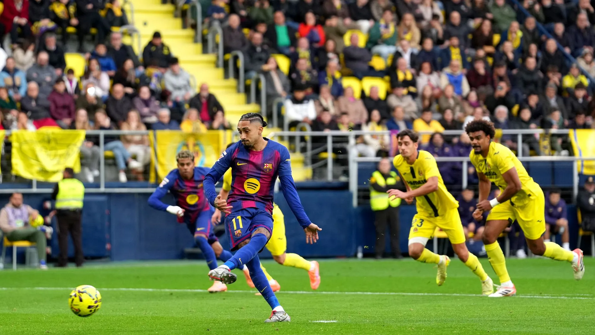 Barcelona marca gol de pênalti durante partida da LaLiga. Foto: Alex Caparros/Getty Images