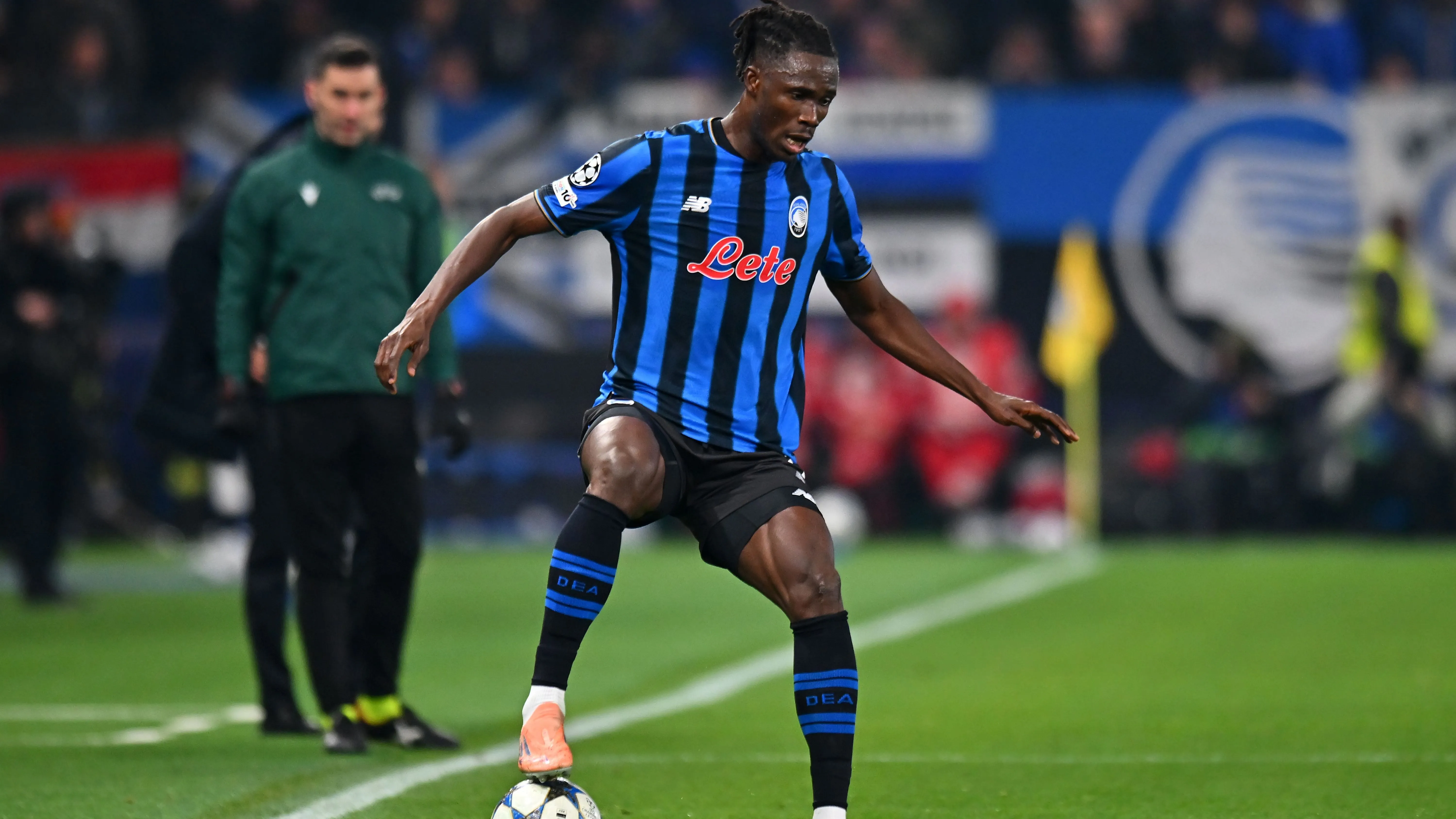 Honest Ahanor, alvo do Manchester United, em jogo da Atalanta. Foto: Alessandro Sabattini/Getty Images