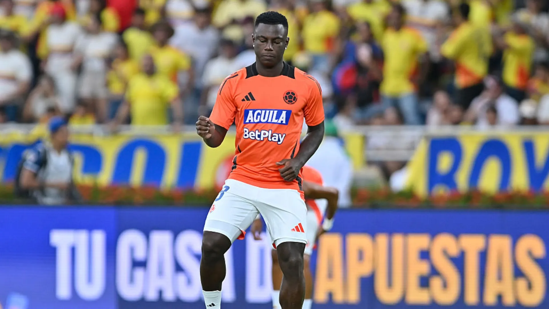 Marino Hinestroza durante aquecimento em jogo da Seleção Colombiana. Jogador é alvo do Boca Juniors. Foto: Gabriel Aponte/Getty Images