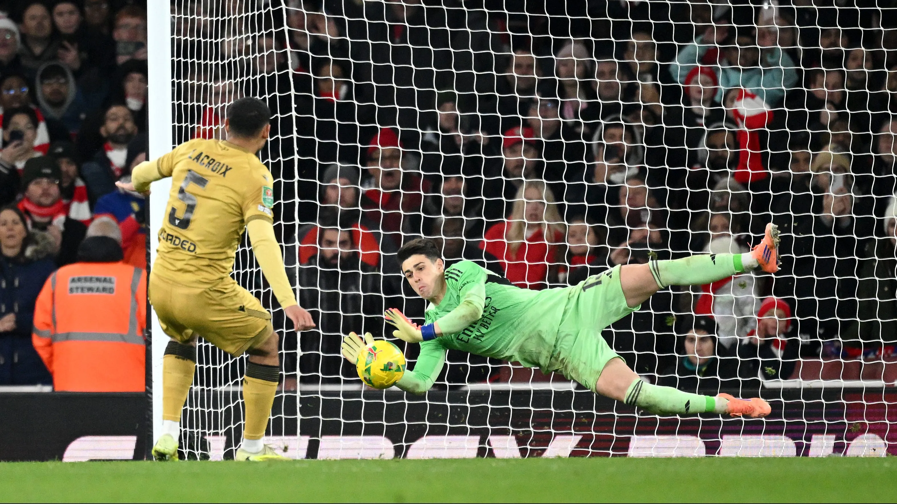 Kepa, goleiro do Arsenal, defendendo o pênalti de Lacroix. Foto: Clive Mason/Getty Images