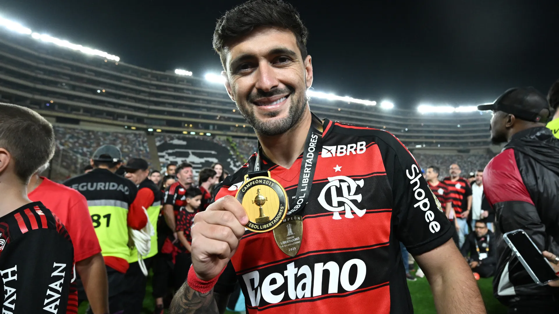 De Arrascaeta após conquistar a Libertadores pelo Flamengo. Jogador foi eleito Rei da América. Foto: Rodrigo Valle/Getty Images