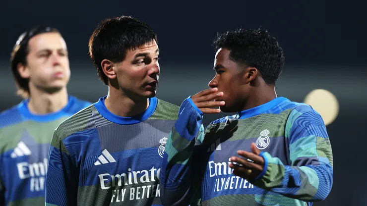 Franco Mastantuono e Endrick. Muito se falou que Mastantuono também poderia deixar o clube para ter mais oportunidades em outra equipe. Foto: Florencia Tan Jun/Getty Images