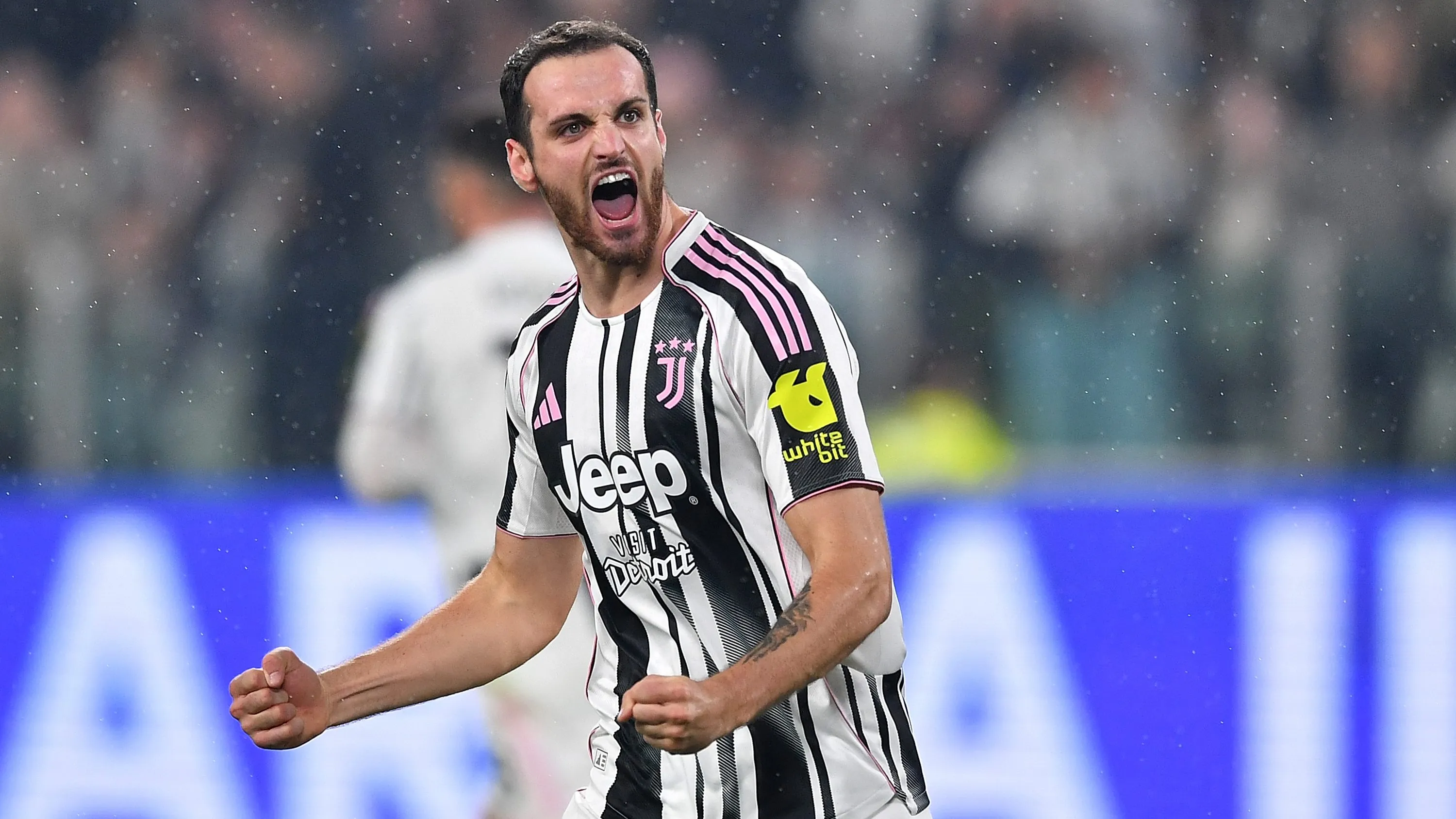 Federico Gatti, alvo do Milan, em jogo da Juventus usando camisa branca com listras pretas. Foto: Pennicino/Getty Images