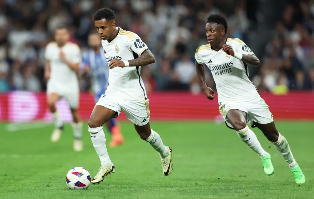 Xabi Alonso substituiu Vini Jr no último jogo, mas permaneceu com Rodrygo em campo, que fez boa jogada e vem se mostrando fundamental (Foto: Clive Brunskill/Getty Images)