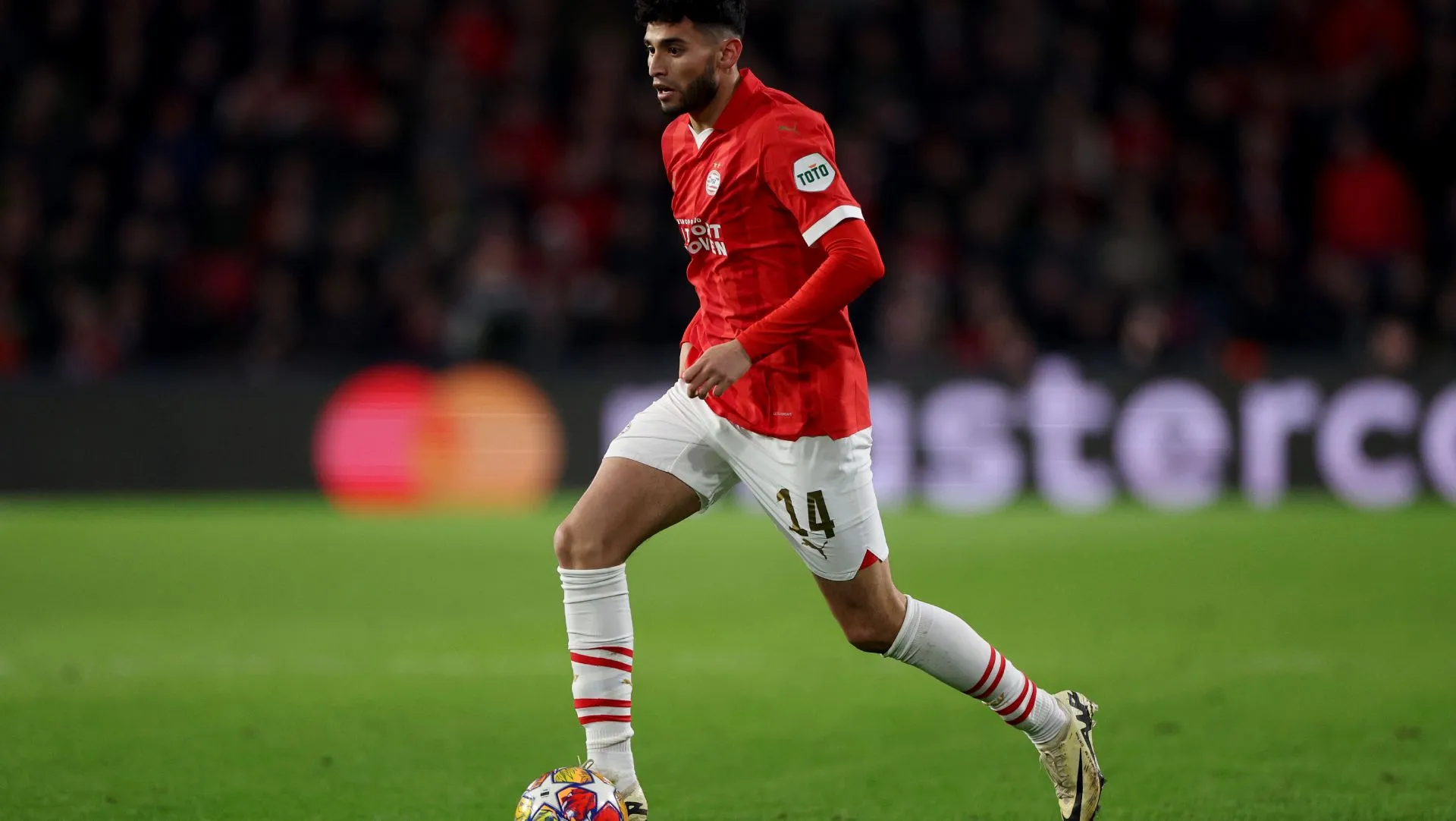 Ricardo Pepi durante partida da Liga dos Campeões da UEFA 2023/24. Foto: Dean Mouhtaropoulos/Getty Images