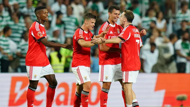 Benfica comemora após vencer a Supercopa de Portugal. Foto: Gualter Fatia/Getty Images