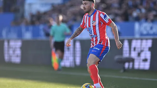 Javi Galan controla a bola durante a partida da LaLiga. Foto: Denis Doyle/Getty Images