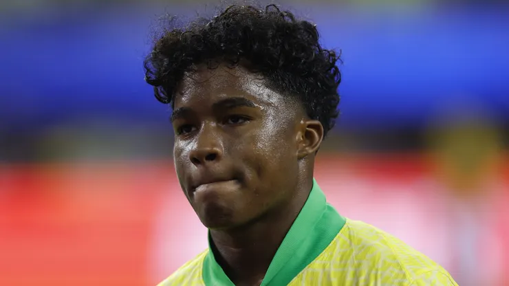 Endrick com a camisa da Seleção Brasileira (Photo by Buda Mendes/Getty Images)