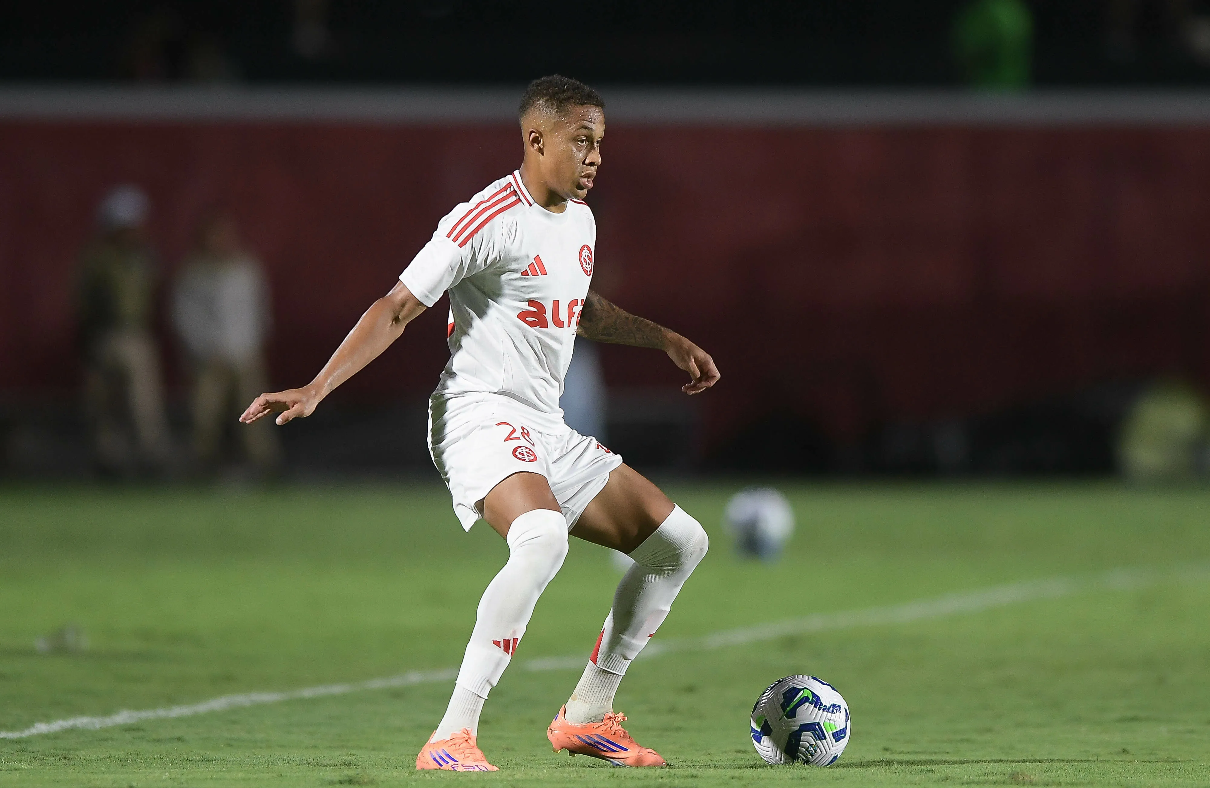 Vitinho fica no Inter até junho de 2026 – Foto: Jhony Pinho/AGIF
