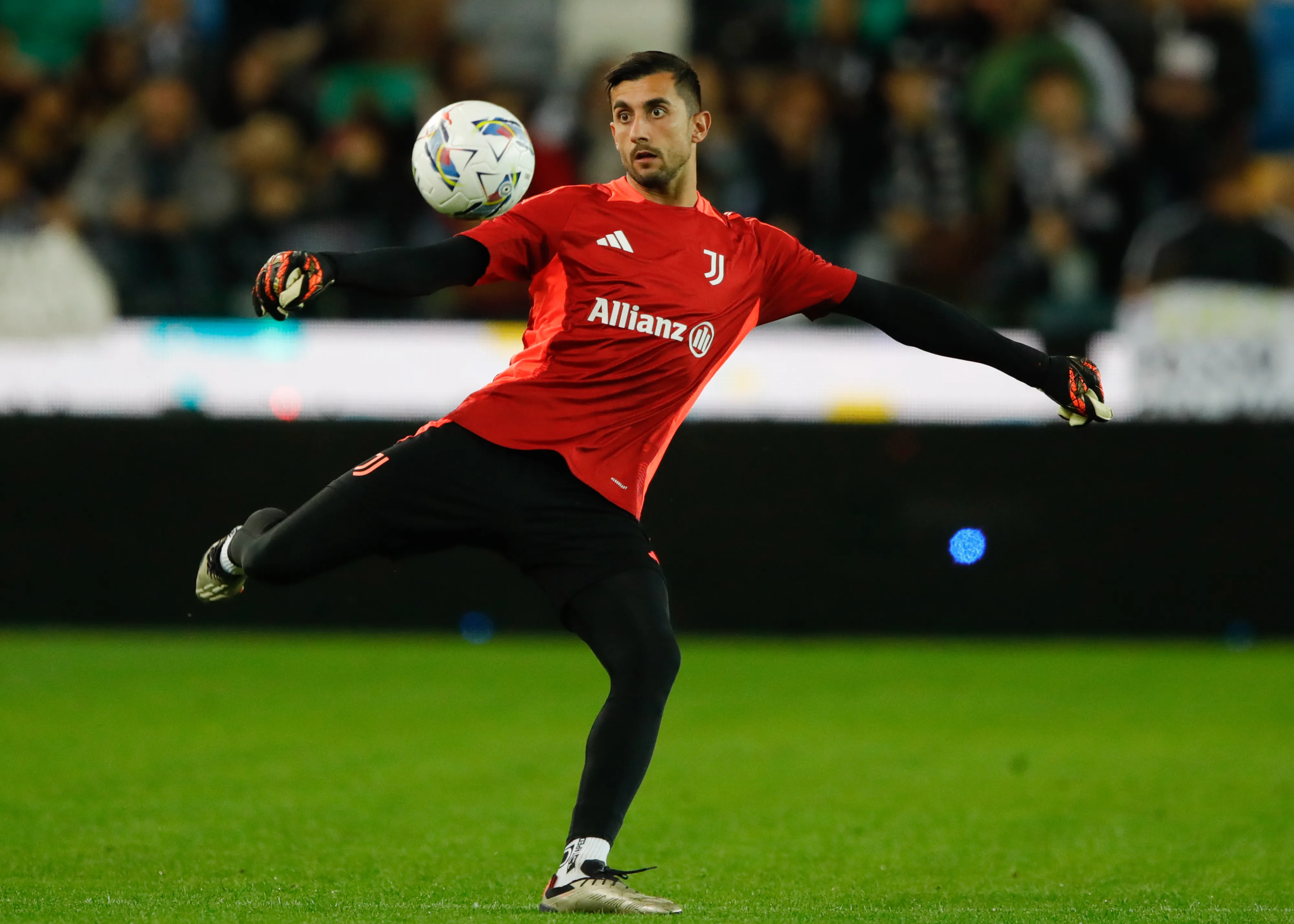 Mattia Perin durante aquecimento. (Photo by Timothy Rogers/Getty Images)