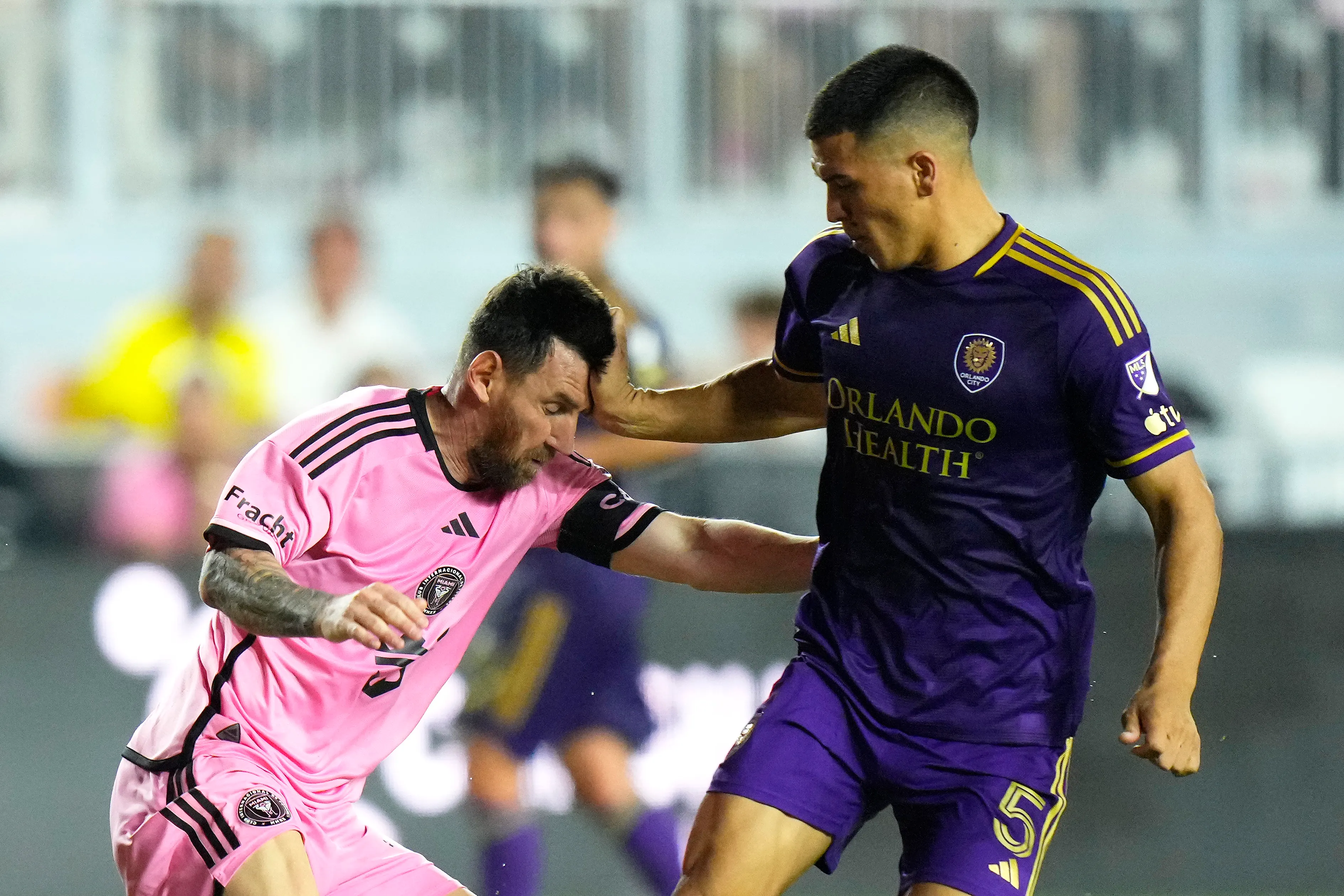 César Araújo em jogo contra o Inter Miami, de Lionel Messi (Photo by Rich Storry/Getty Images)