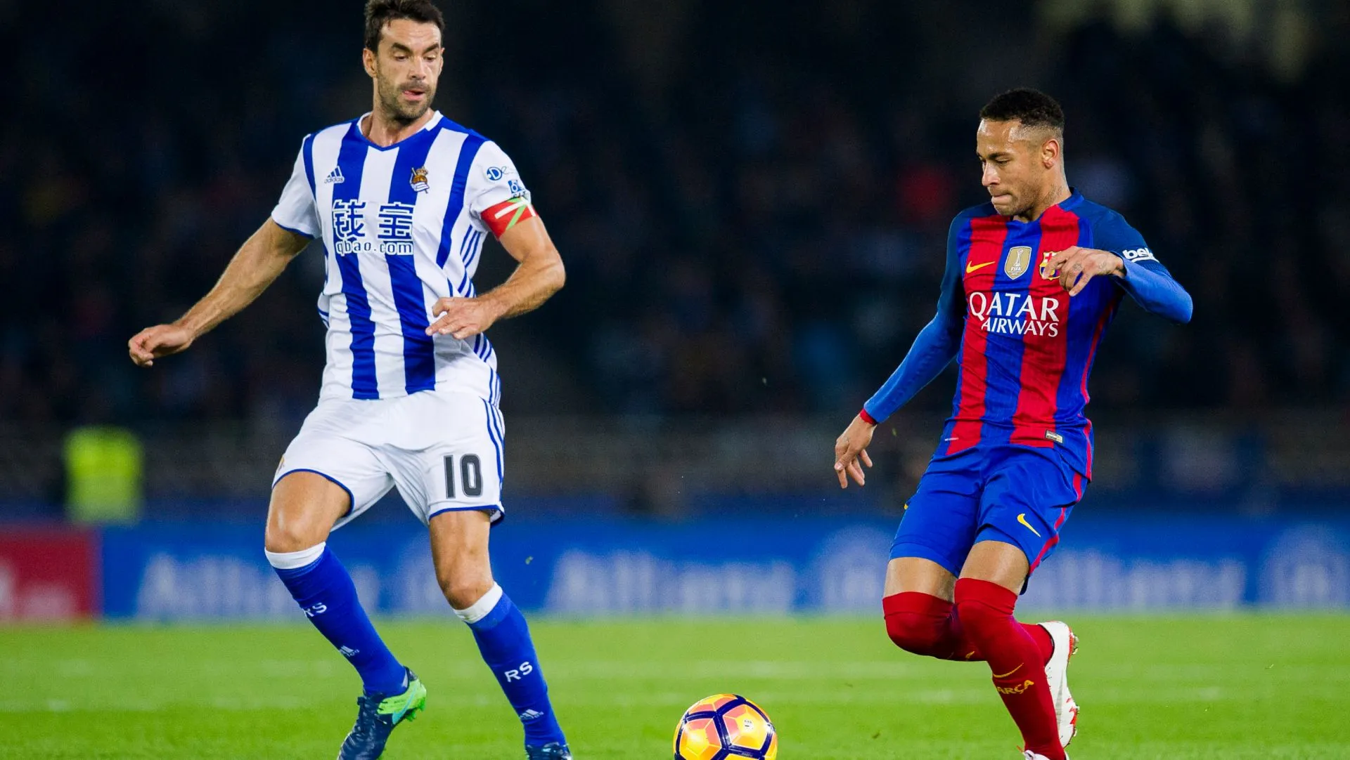 Xabier Prieto disputa bola com Neymar durante partida da La Liga em 2016. Foto: Juan Manuel Serrano Arce/Getty Images