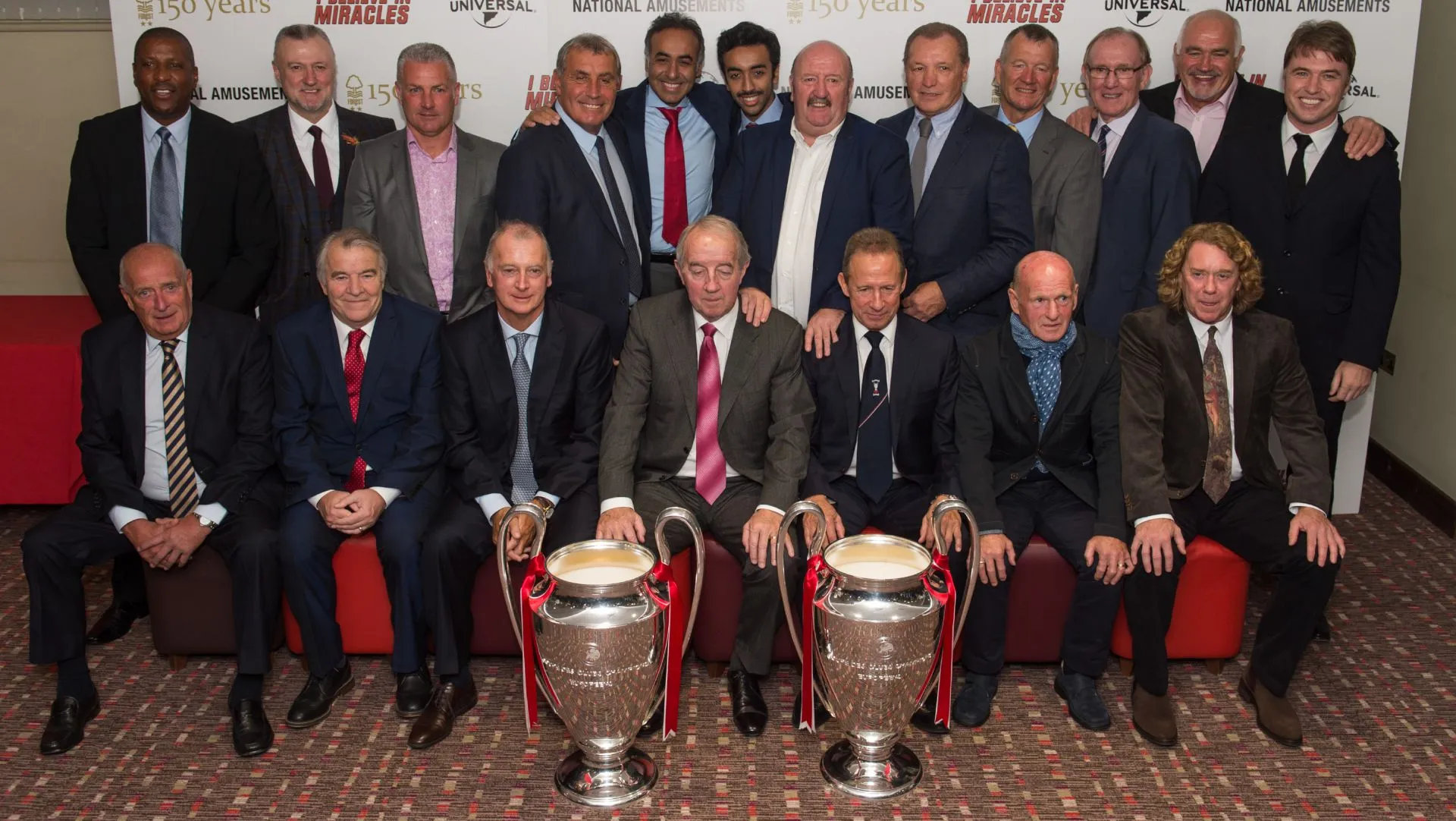 Ex-jogadores do Nottingham Forest, de 1977 a 1979, posam para uma fotografia de grupo com Fawaz Al-Hasawi, antes da exibição de I Believe in Miracles, no City Ground, em 2015. Foto: Jon Buckle/Getty Images