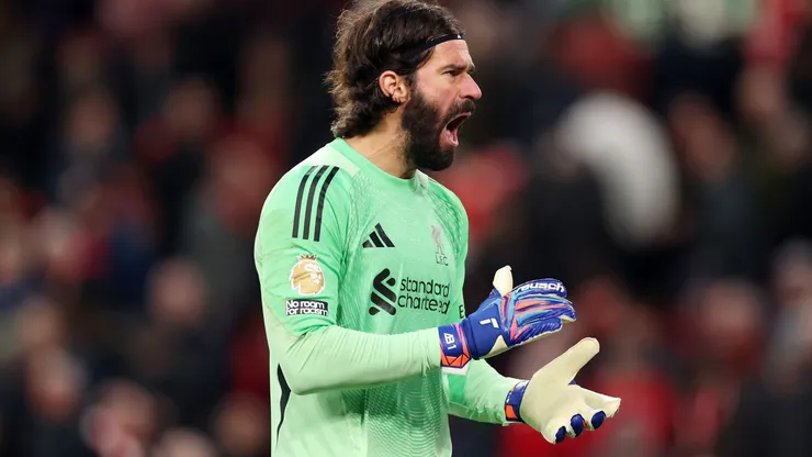 Alisson segue fazendo história como goleiro titular do Liverpool