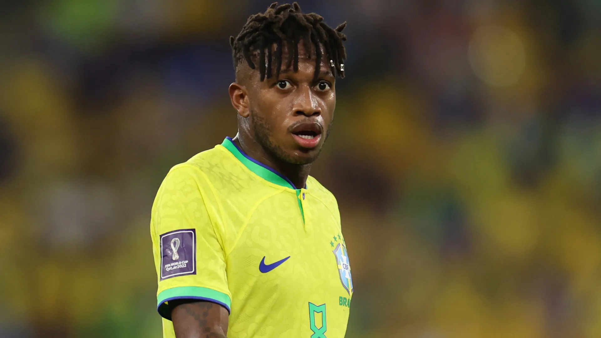 Fred aparece olhando para o centro durante um jogo pela Seleção Brasileira