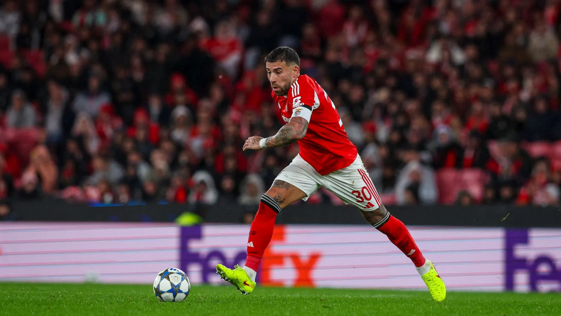 Otamendi corre com a bola durante Champions League 2025/26. Foto: Carlos Rodrigues/Getty Images