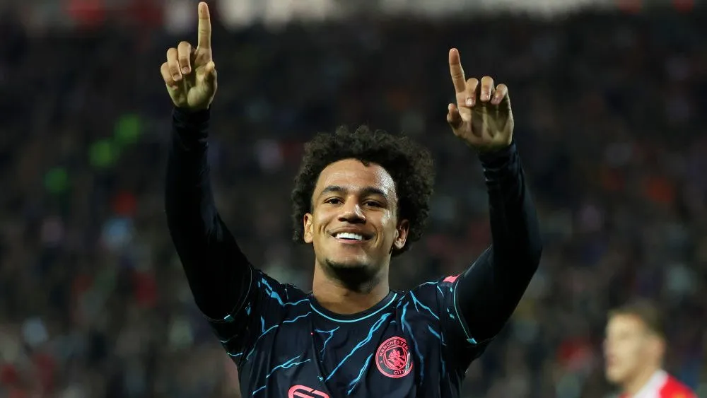 Oscar Bobb, em campo, comemorando