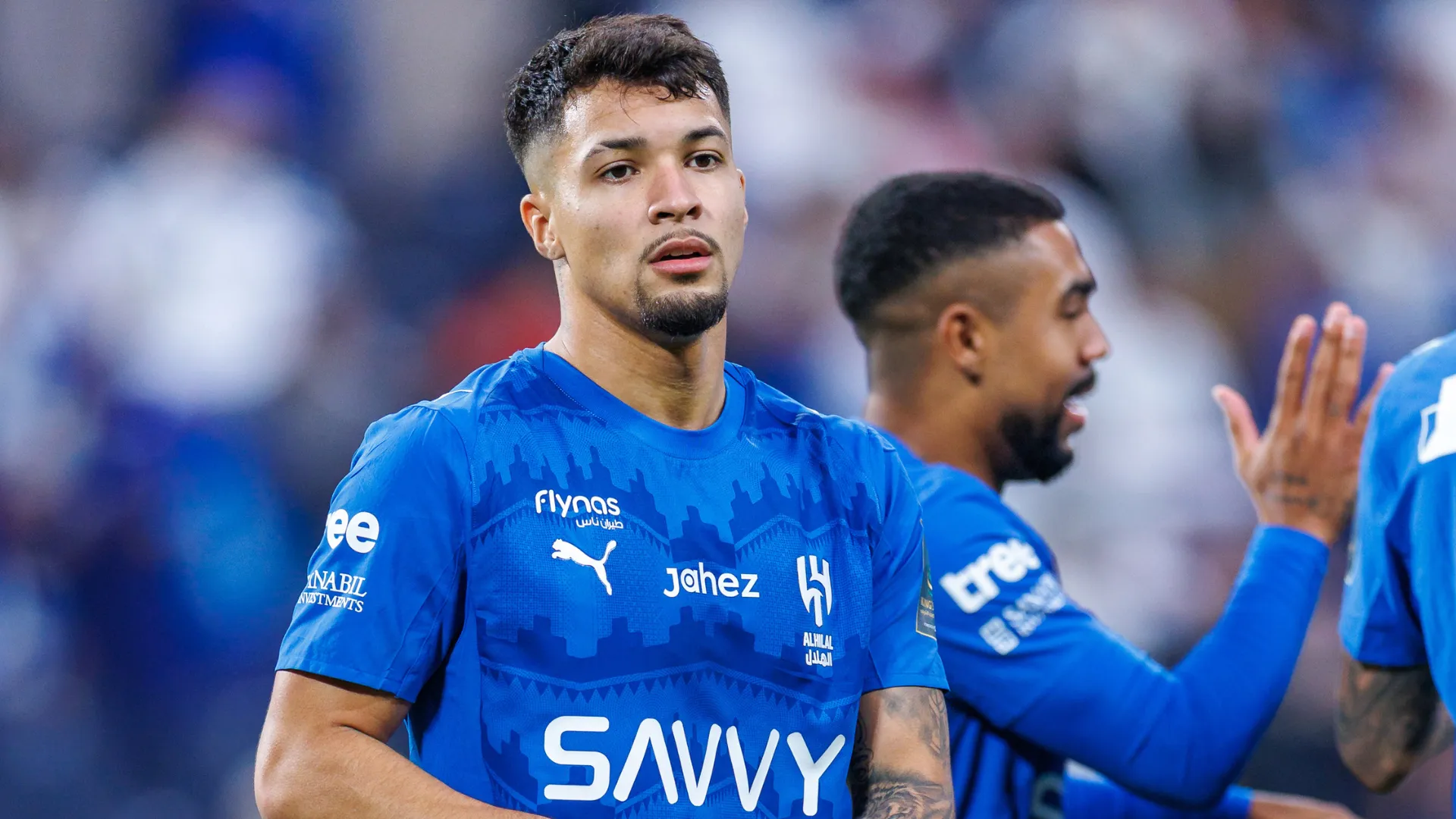 Marcos Leonardo aparece olhando para o centro durante a comemoração de um gol pelo Al-Hilal