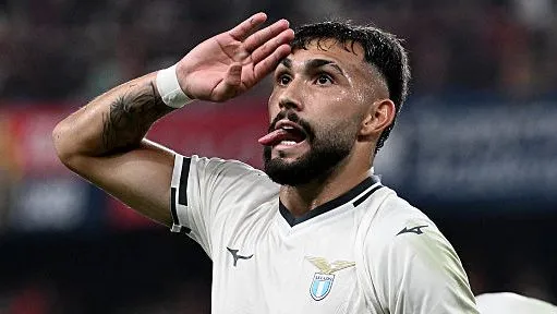 Taty Castellanos, em campo, com a mão na cabeça