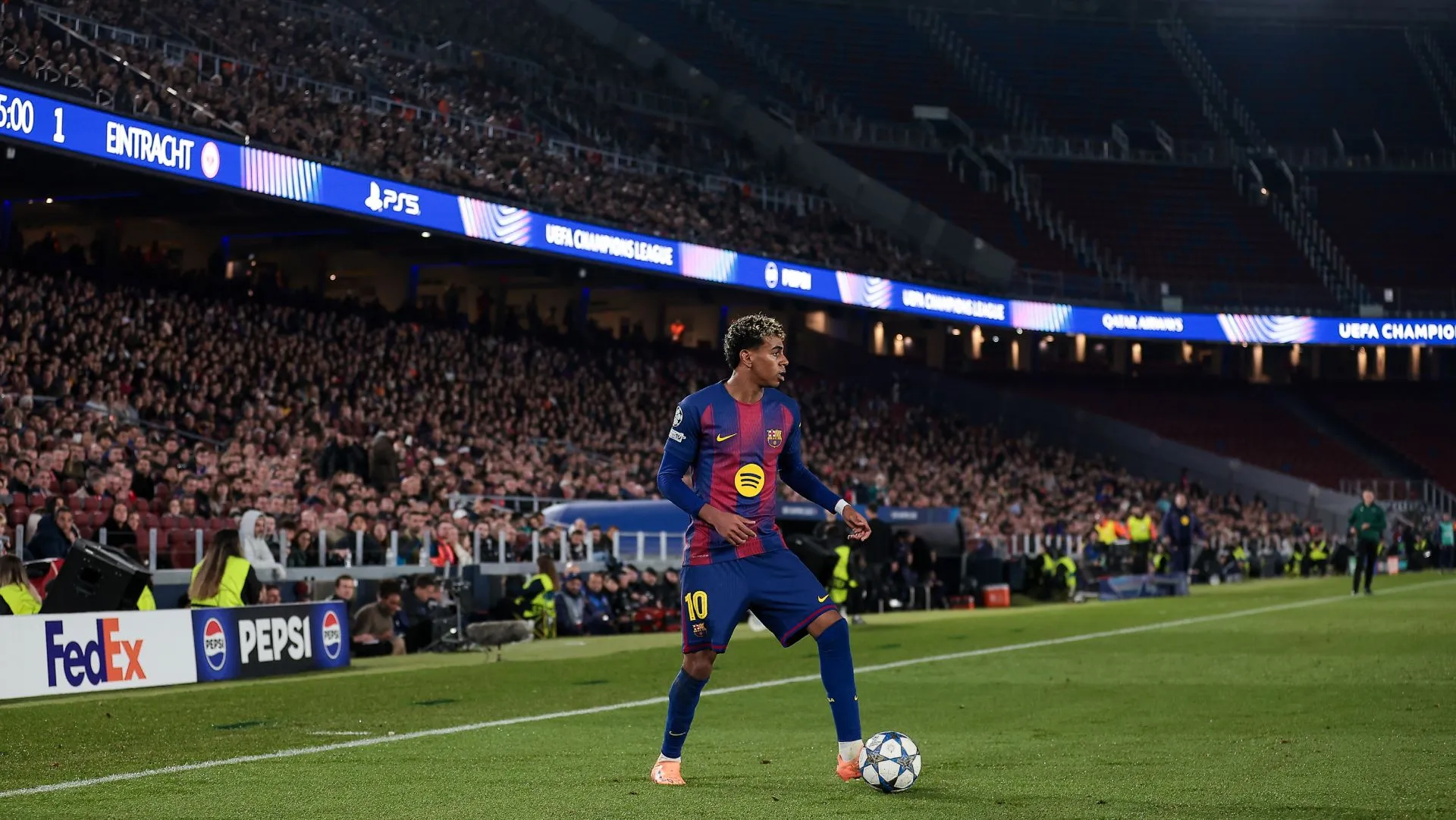 Lamine Yamal controla a bola durante partida da Liga dos Campeões. Foto: Eric Alonso/Getty Images