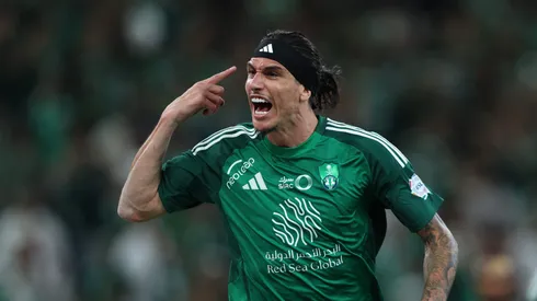 O zagueiro Roger Ibañez comemora gol do Al-Ahli (Yasser Bakhsh/Getty Images)