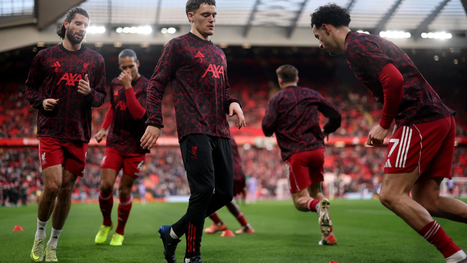 Liverpool se aquece antes da partida da Premier League. Foto: Carl Recine/Getty Images